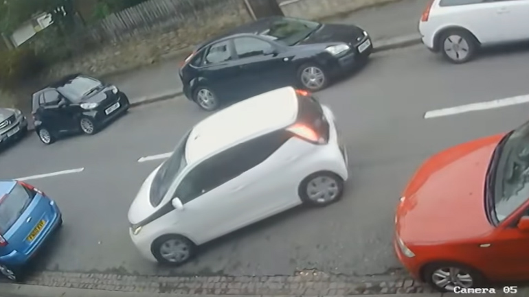 Έκανε 31 ελιγμούς για να παρκάρει ένα Toyota Aygo!